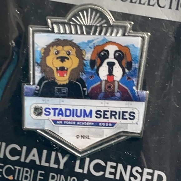 New NHL stadium series 2020 lapel pin - Picture 3 of 4